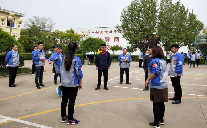 踢毽子比賽讓我們見識(shí)到團(tuán)結(jié)協(xié)作、堅(jiān)持不懈的運(yùn)動(dòng)精神，各隊(duì)在場(chǎng)上展開激烈比拼，隊(duì)員們沉著應(yīng)戰(zhàn)、默契配合、快速傳遞