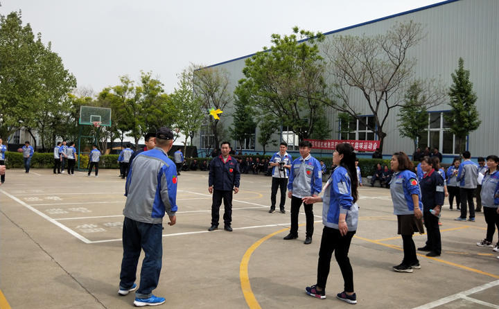 踢毽子比賽讓我們見識(shí)到團(tuán)結(jié)協(xié)作、堅(jiān)持不懈的運(yùn)動(dòng)精神，各隊(duì)在場(chǎng)上展開激烈比拼，隊(duì)員們沉著應(yīng)戰(zhàn)、默契配合、快速傳遞