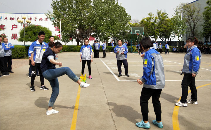 踢毽子比賽讓我們見識(shí)到團(tuán)結(jié)協(xié)作、堅(jiān)持不懈的運(yùn)動(dòng)精神，各隊(duì)在場(chǎng)上展開激烈比拼，隊(duì)員們沉著應(yīng)戰(zhàn)、默契配合、快速傳遞