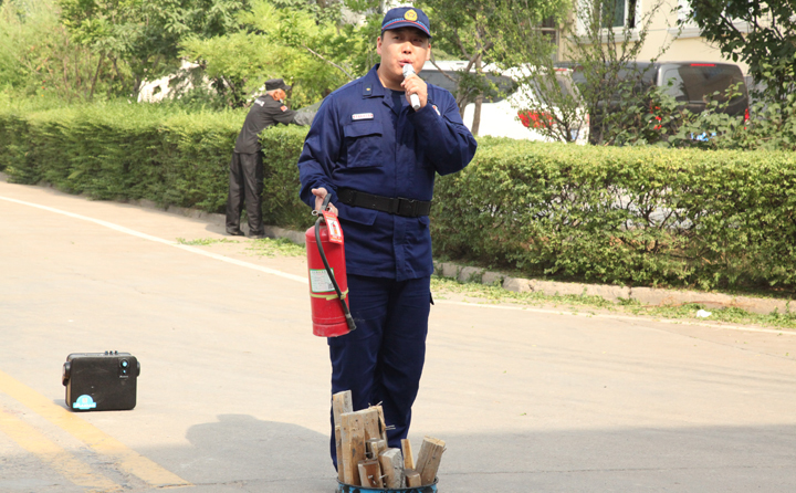 教官講解滅火器
