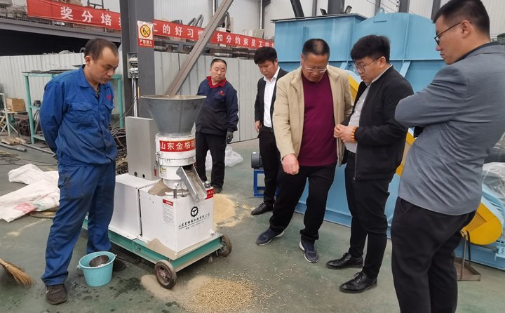 350型號(hào)秸稈顆粒機(jī)，時(shí)產(chǎn)300-600公斤