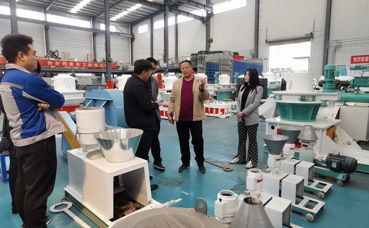 客戶(hù)又參觀了顆粒機(jī)展廳其他設(shè)備