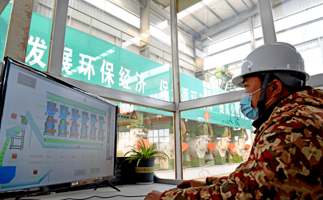 淮南市壽縣一家顆粒廠工人正在操控秸稈顆粒機(jī)械設(shè)備加工秸稈，生產(chǎn)生物燃料
